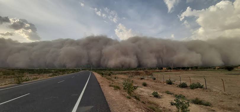 s_jahnvi's tweet photo. To day #Sandstorm in Desert of #thar rajasthan #jaisalmer
#MothersDay https://t.co/q3soDzWcwB
