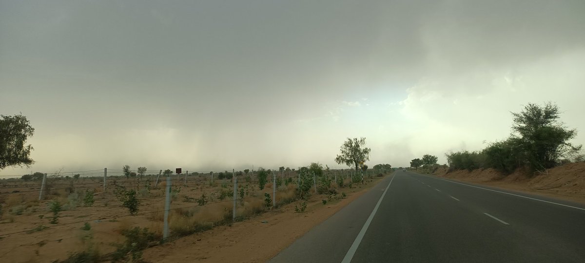 s_jahnvi's tweet photo. To day #Sandstorm in Desert of #thar rajasthan #jaisalmer
#MothersDay https://t.co/q3soDzWcwB