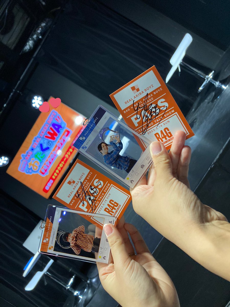 love_rab96's tweet photo. R4G×RAB おたくのWA!!
2部は最前でお三方、まるピーさん！
ありがとうございました🍊🐬🦉💕🙏🏻
1時間ちょっとがあっという間すぎて…
トークもクイズも褒め合いもあっち向いてホイも最高すぎました✨
笑いすぎて涙出た&amp;顔が痛い🤣
アーカイブGetしなくては！
#おたくのWA 
#オタクのトークショー https://t.co/nnezcUUJQ7