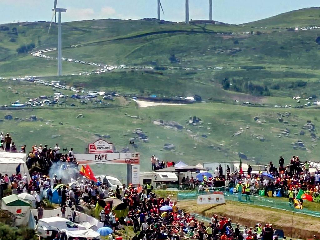 hide4849's tweet photo. ふぁふぇ、ジャンプ待ち⛷️
あーーチェーンソーの音
#RallydePortugal #WRCLive #WRC #rally #WRCplus #forum8 #rallyjapan https://t.co/h7Klyuivyu
