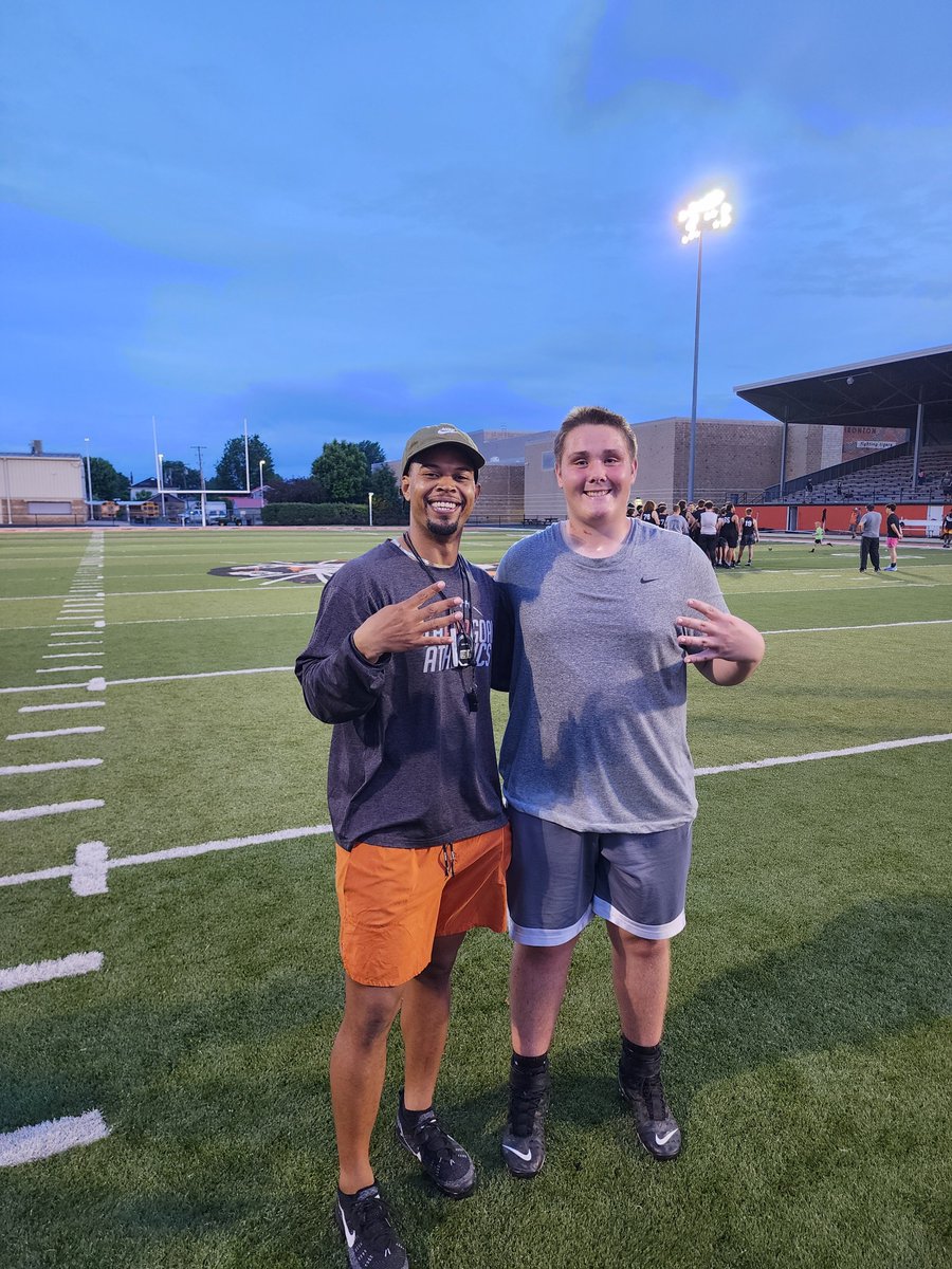 Coach_MikeRob's tweet photo. Offensive line MVP from the All - Ohio Showcase in Ironton 

Brewer has put folks on notice; very talented 2026 Left Guard. 6'3, 270 and moves like a cat, and plays big. D1 prospect for sure! 

@BrewerTomlison #AllOhioShowcase https://t.co/rbxR2oqtat