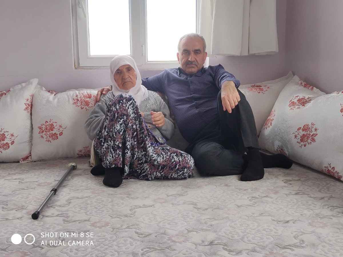 Evladın en mutlu ve huzurlu olduğu yer küçükken annesinin kucağı, büyüdüğünde de yanıdır. Sevgi, şefkat ve merhamet timsali annelerin hayır dualarında bulunan evlatlardan olmak dileğiyle başta annem olmak üzere, tüm annelerin #annelergünü 'nü kutluyorum.