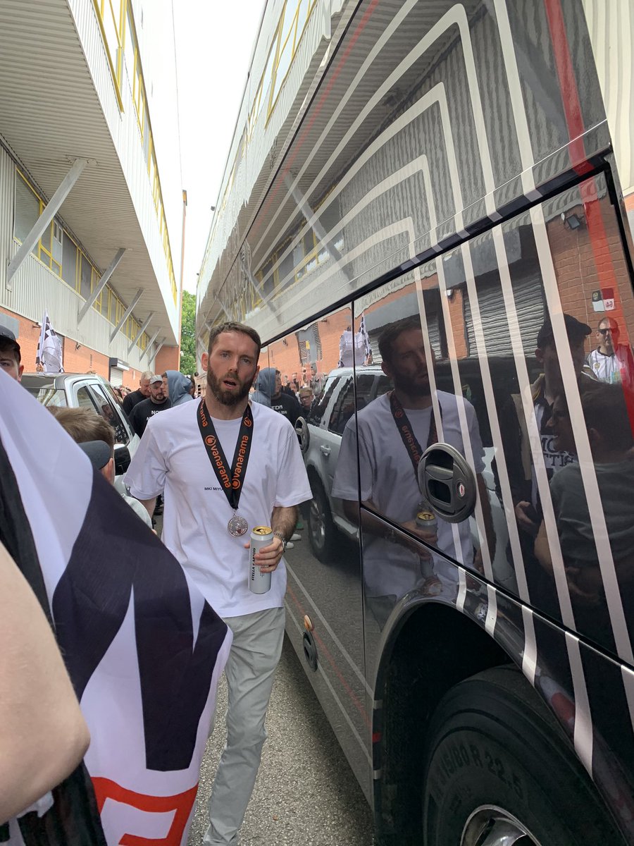 G_Mozza_98's tweet photo. The look of a well oiled club legend 🍻 ⚽️🖤🤍 #Notts https://t.co/hxDChv5lff