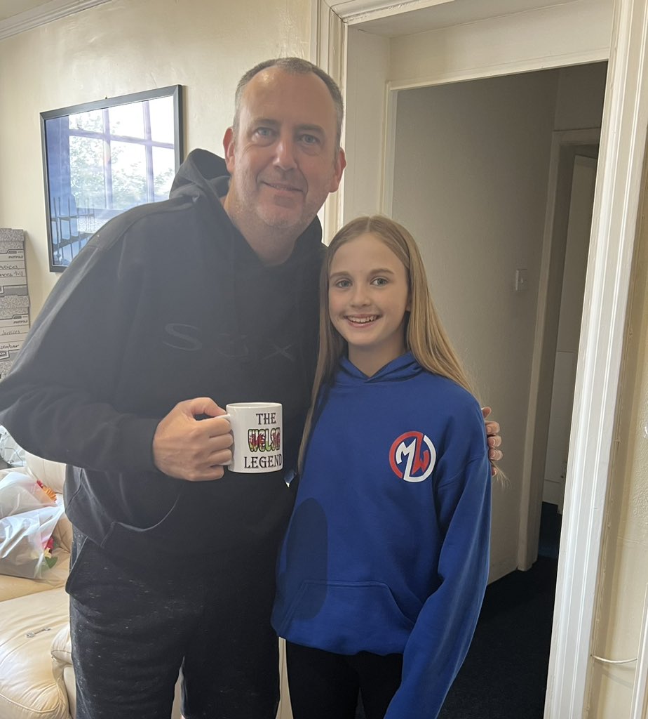 markwil147's tweet photo. Young girl who had my shootout shirt stolen off her kindly bought me a gift for getting some goodies to her while doing exhibiton for the hospice in Leicester 👍👍👍👍👍👍 #welshlwgencup https://t.co/wN2L1djm7l