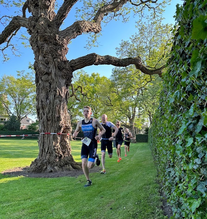 Onder zomerse omstandigheden konden de deelnemers en het publiek gisteren weer genieten van een laagdrempelige en gezellige zwemloop in het <a href="/openluchtbad/">Vereniging Openluchtbad Zwolle</a>. Met een vijfvoudige winnaar.
Uitslagen en foto's van de zwemloop zijn te vinden op
terp3.nl/uitslagen-en-f…