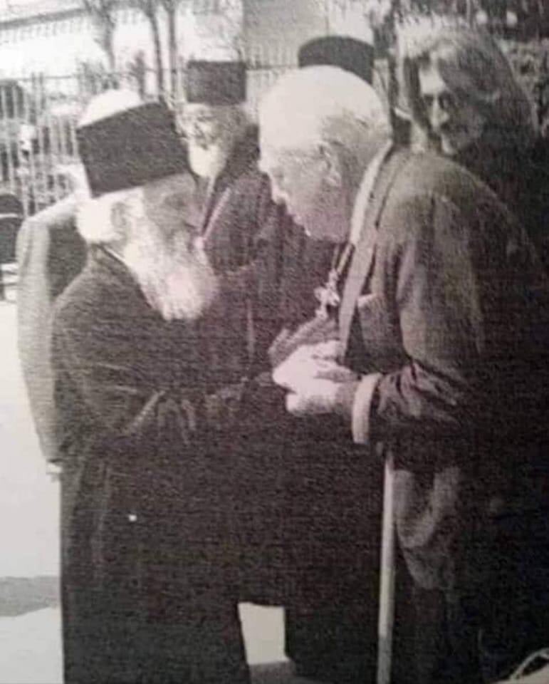 Dusan520501832's tweet image. UPUTSTVA
"Muž ima pravo da udari ženu samo pod uslovom da su venčani u crkvi, da je ta vaspitna mera u potpunosti zaslužena i da ne dođe do teže povrede"
  "Da nam budu jasnija neka pitanja naše vere", 1998
Patrijarh Pavle.

Patrijarh i četnički vojvoda pop, koljač Momčilo Đujić.