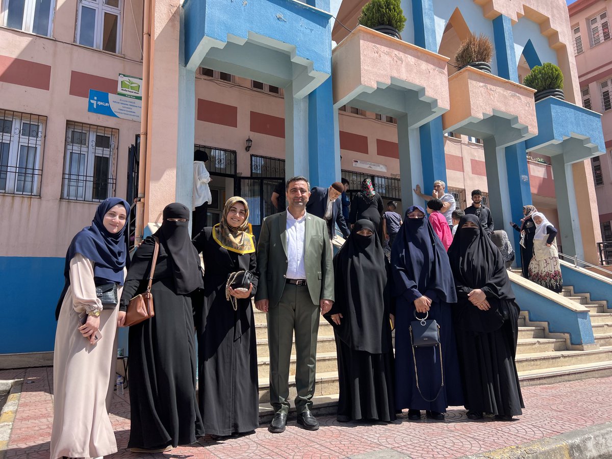 AvSerkanRamanli's tweet photo. Yaşlı kadınlara yardımcı olmak ve sandıklarda hilelere müsaade etmemek için kadın kollarımız da sahada. https://t.co/675od8D5jd
