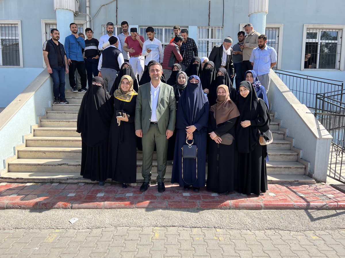 AvSerkanRamanli's tweet photo. Yaşlı kadınlara yardımcı olmak ve sandıklarda hilelere müsaade etmemek için kadın kollarımız da sahada. https://t.co/675od8D5jd