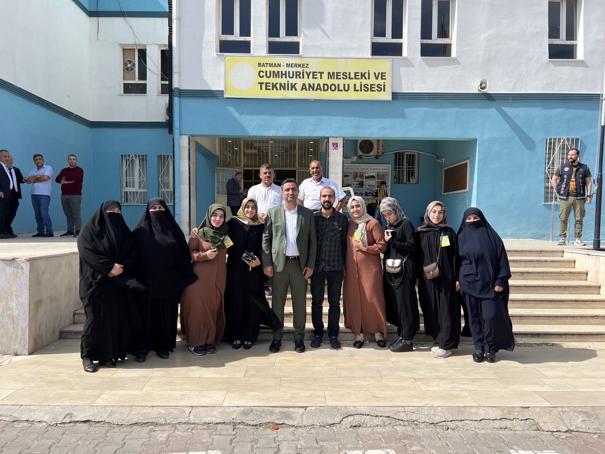 AvSerkanRamanli's tweet photo. Yaşlı kadınlara yardımcı olmak ve sandıklarda hilelere müsaade etmemek için kadın kollarımız da sahada. https://t.co/675od8D5jd