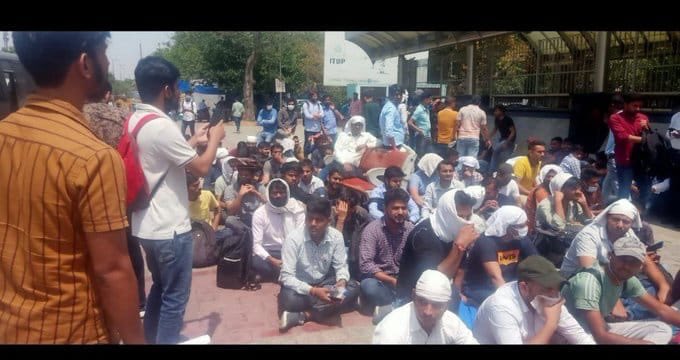 ThePradeepRawat's tweet photo. What is the fault of these #SSC_CGL aspirants?
They have been suddenly made ineligible to appear for their last chance for SSC Jobs because suddenly date of reckoning was changed!
They deserve one final chance #SSC_CGL_1_JAN 

@IndiaParentsAll 
@ParentsGurgaon 
@ashokdilliwala 
@vinodkapri 
@bhariok_ritu 
@erPawanBhadana