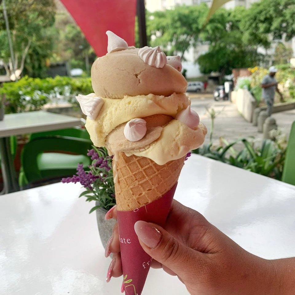 #FelizDiaDeLasMadres trajimos de vuelta un viejo postre caraqueño: merengón de nisperos.
Solo para este día de las madres.