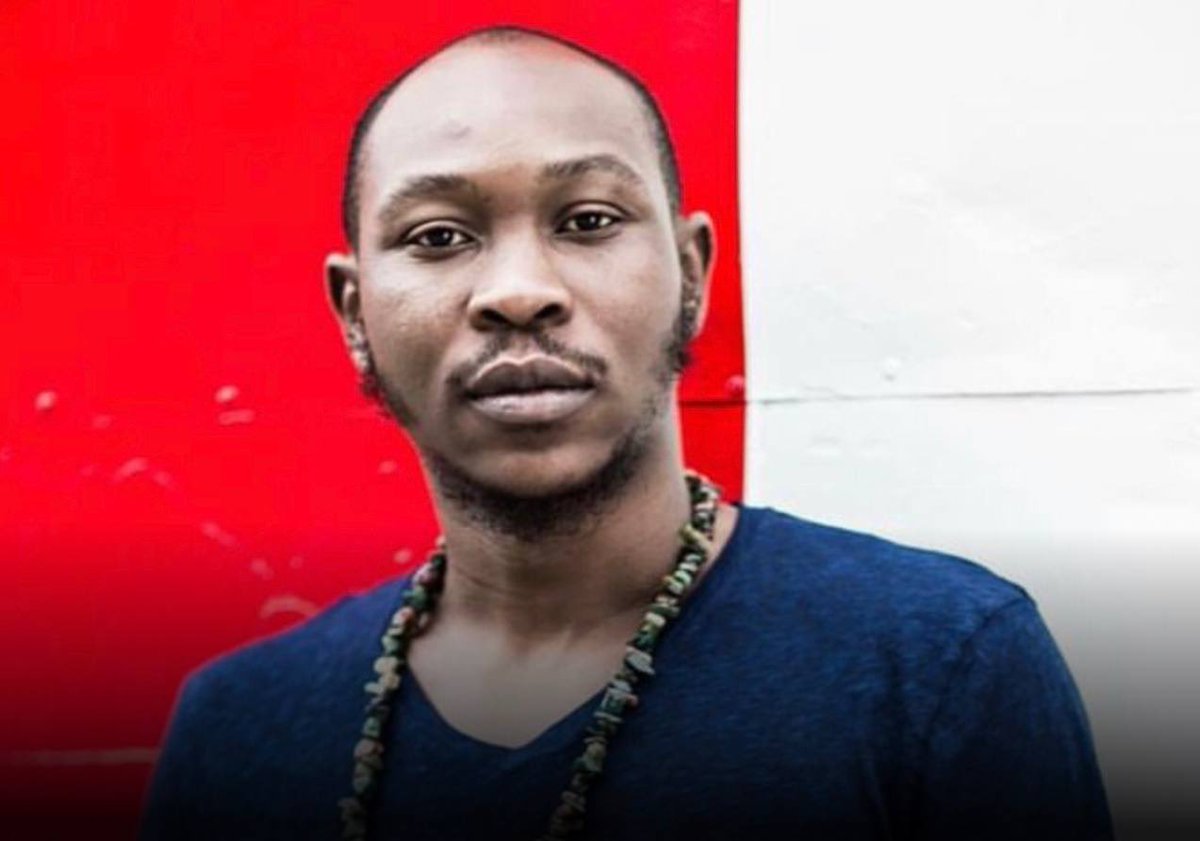 A§§ault Video: Police officers reportedly meet Seun Kuti’s absence at his home during a visit 

The men of the Lagos State police command have began trailing singer Seun Kuti over a recent viral video.

Officers from the command had visited his Allen Avenue home this morning to