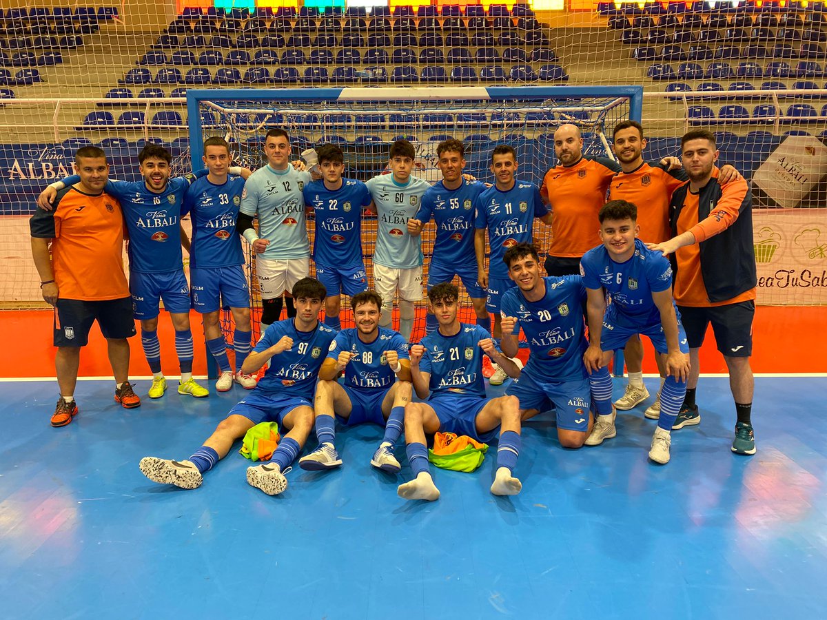 BaseAzulonaFS's tweet photo. 🔵 TERCERA 🔵
Viña Albali Valdepeñas B 4-0 UD Azuqueca FS
Goleadores:
#Campillo ⚽
@feerr07 ⚽
@7Albertilloo ⚽
@luissalido_21 ⚽
Asistencias:
@Pinar_Miguel 1️⃣
@7Albertilloo 1️⃣
@alvaropeinado20 1️⃣
#Usero 1️⃣
Octava victoria consecutiva del filial que acorta más distancias. https://t.co/Z353oQjLHD
