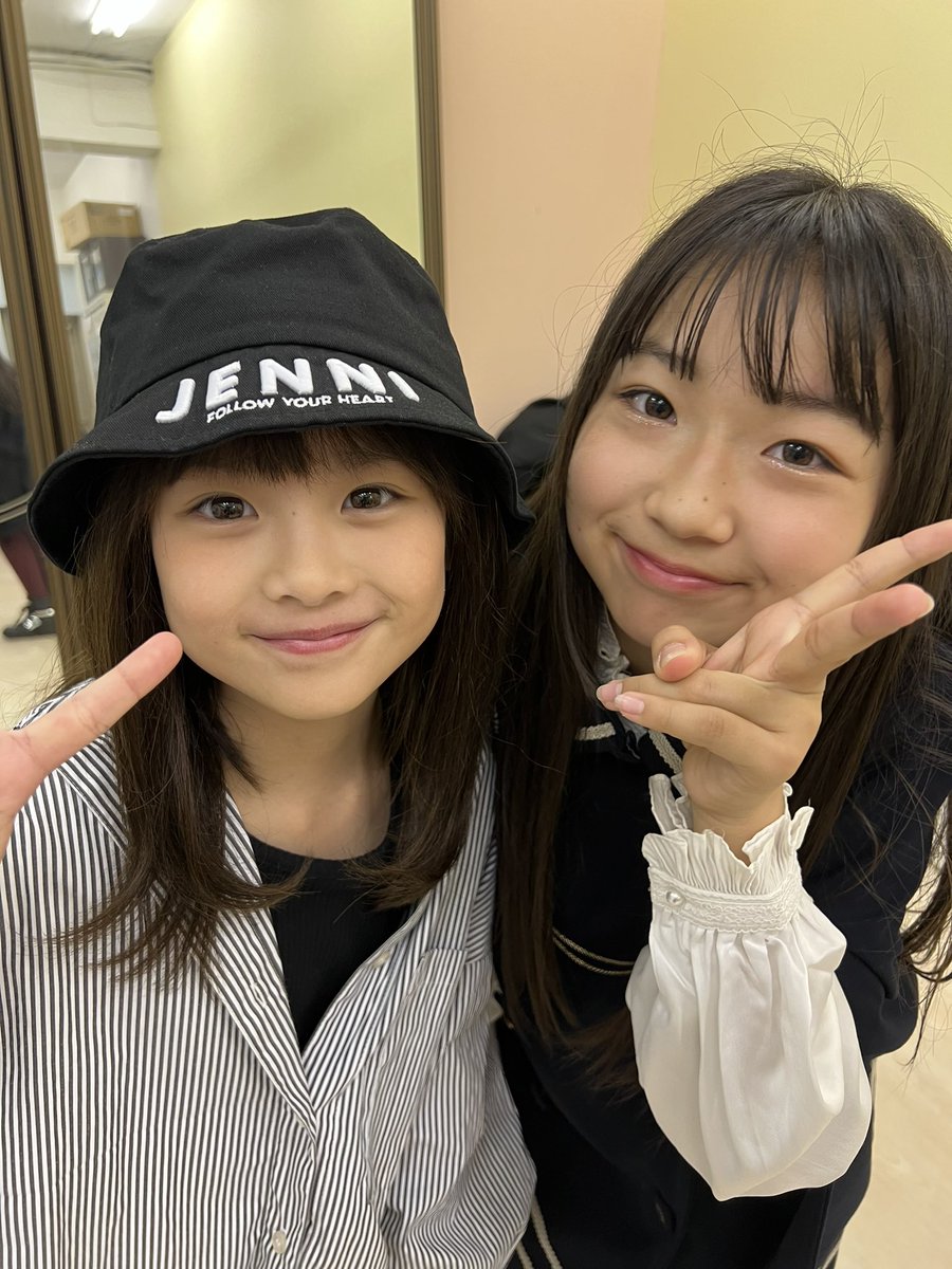 66bab_official's tweet photo. キッズちゃん💕

忙しい中来てくれてありがとうね😭

会えなくなるの寂しくなるけど、頑張ってね！
プレゼントありがとう❣️
大事に使うね☺️

暇な日にｱｲﾆｲｸﾈ😂

#Serina
#66bab
#starwillprojectkids 
#宮古純羽 
#藤竹美衣
#結月りおん https://t.co/RRxx24Ygoh