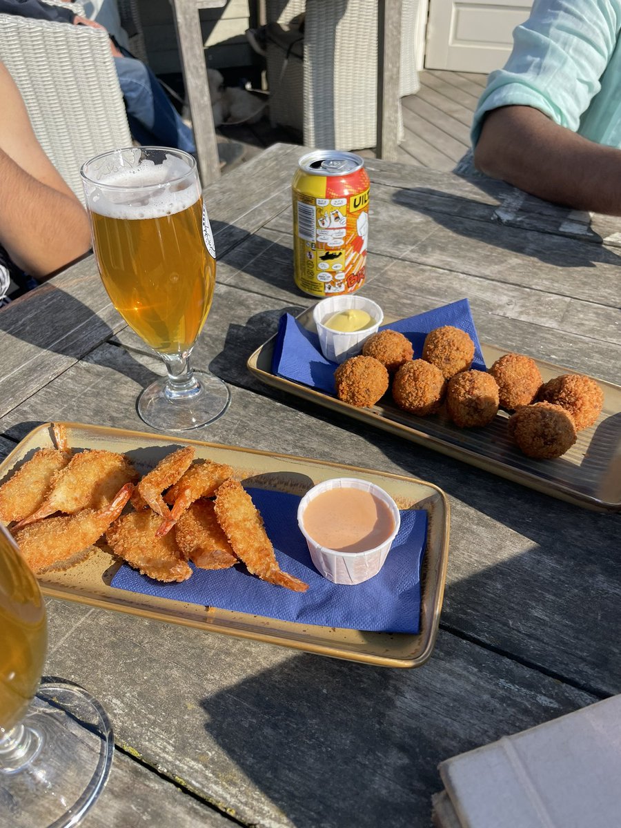 Tanytotallee's tweet image. De vegetarische bitterballens en butterfly prawns met IPA Uiltje is allemal lekker approved 😁

#throwbackyesterday from Zandvoort once again