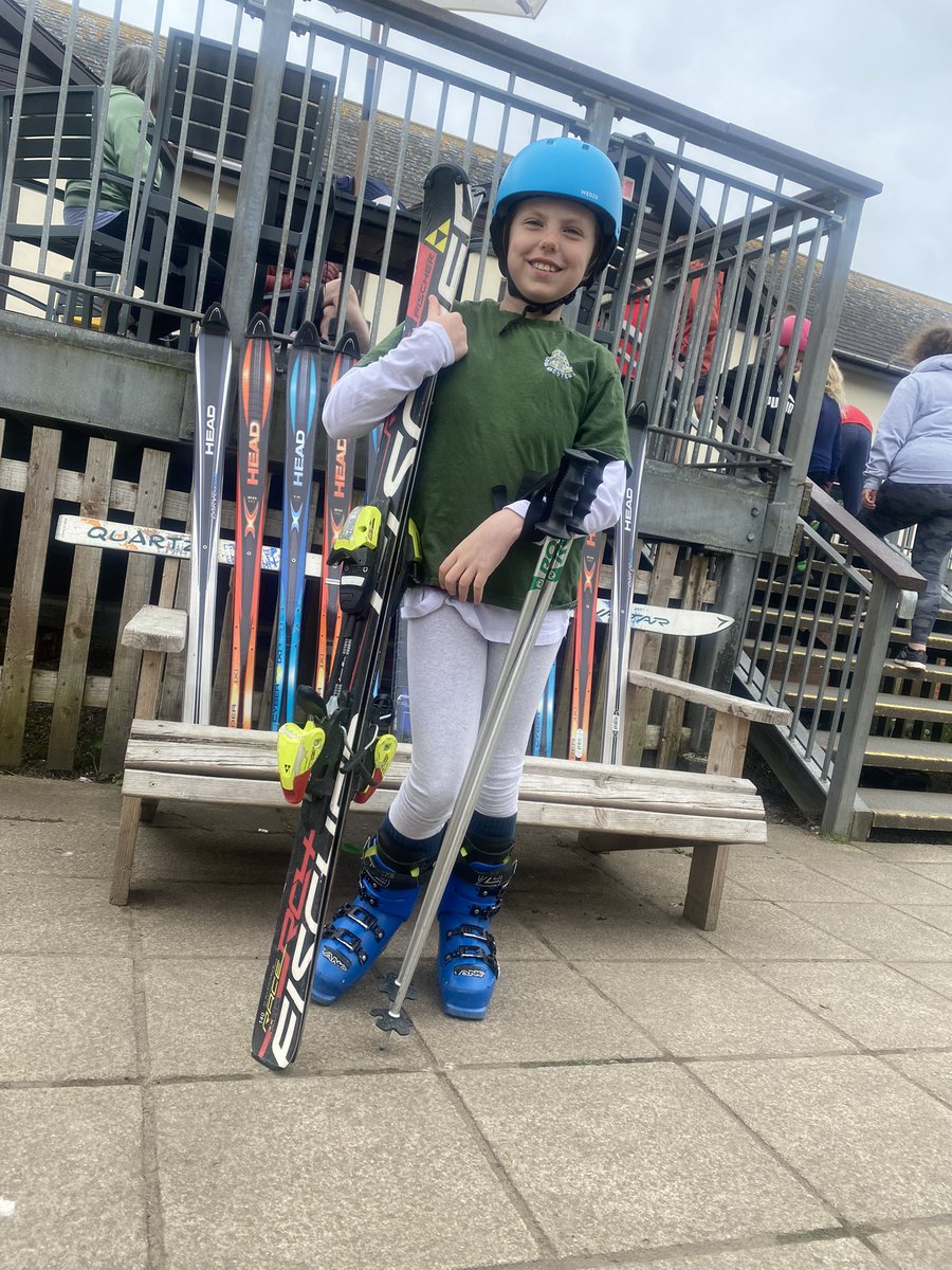 borley_katie's tweet photo. @ysgolcynwydsant @Blwyddyn4a5_YCS  skyla yn barod am cystadlaeath ysgolion yn sgio 🥳⛷️ https://t.co/tqUGGZLl9H