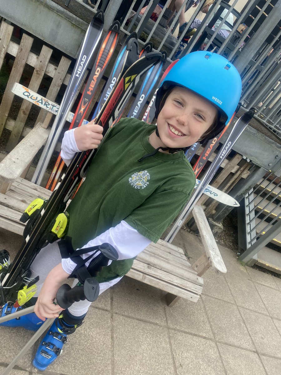 borley_katie's tweet photo. @ysgolcynwydsant @Blwyddyn4a5_YCS  skyla yn barod am cystadlaeath ysgolion yn sgio 🥳⛷️ https://t.co/tqUGGZLl9H