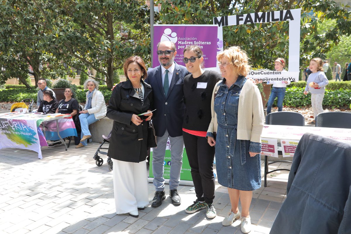 #DíaDeLasFamilias, con <a href="/marivibroto/">Mariví Broto</a> y @TsTsevillano <a href="/GobAragon/">Gobierno de Aragón</a>. Es un elemento clave de la salud familiar y de la igualdad real: por eso, tenemos lista la #EstrategiaDeConciliacion y Corresponsabilidad de las Familias, con más flexibilidad laboral y cuidados a niños y mayores