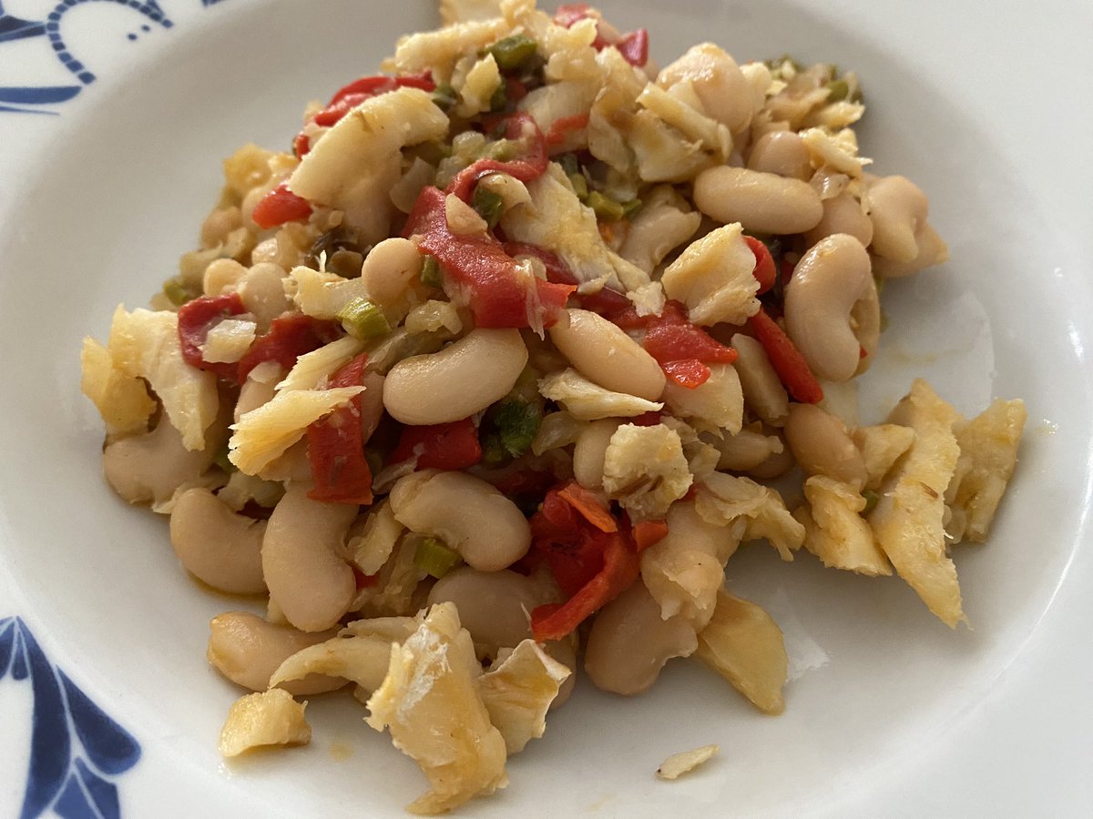 cuinadiscreta's tweet photo. Avui “dinar de llauna��! Mongetes amb bacallà dessalat, pebrots escalivats a l’ajillo i sofregit d’espàrrecs i ceba! https://t.co/upkAabhQOm