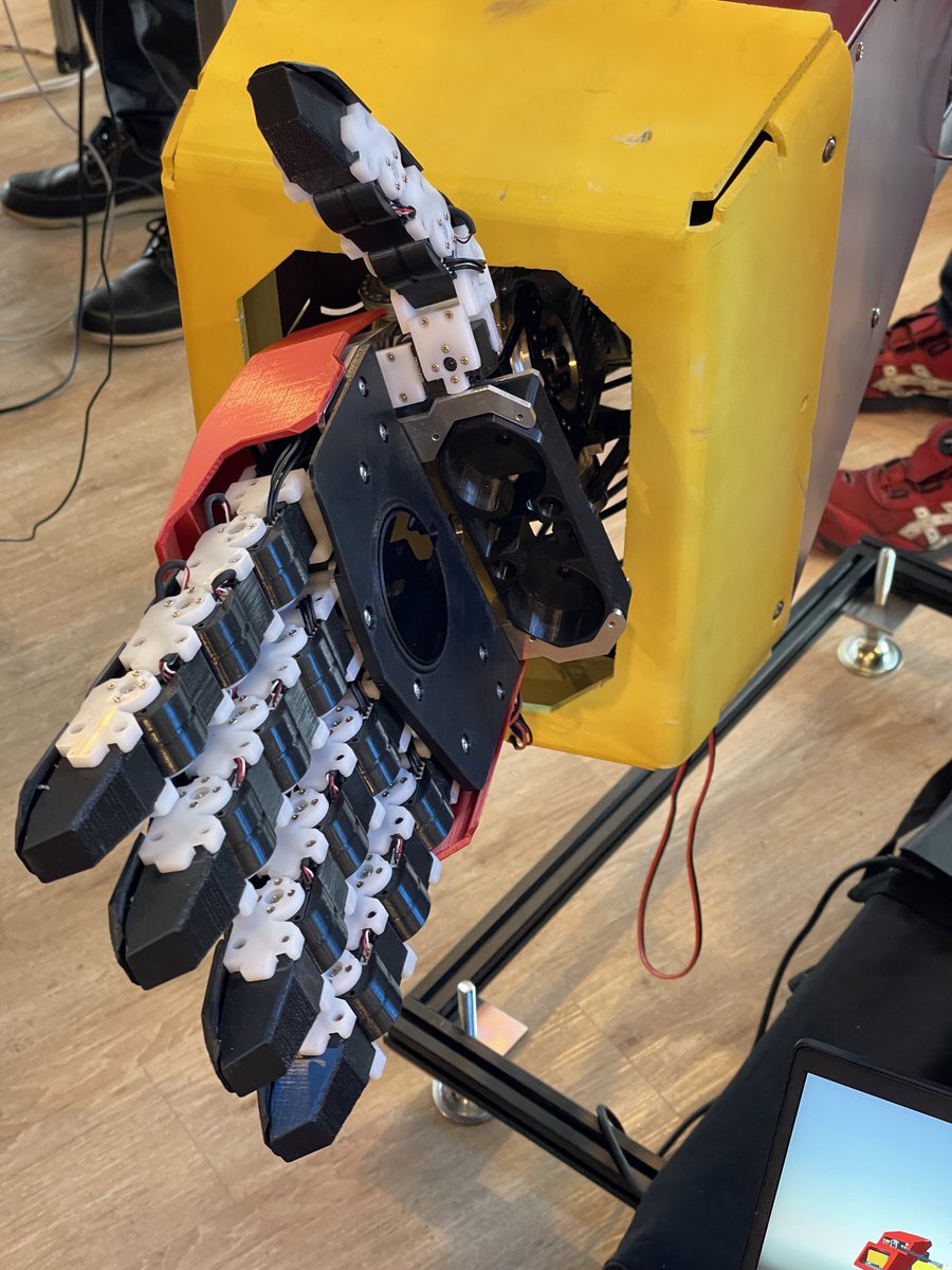 kuwamai's tweet photo. 勇者技術研究所の勇者ファイバリオン。ケーブルやモータユニットがかっこいい。開発費はみんなのポケットマネーだそうでスケールも財力もすごい…。
#ROSRobotParty #rosjp https://t.co/1ToIT3UQlX