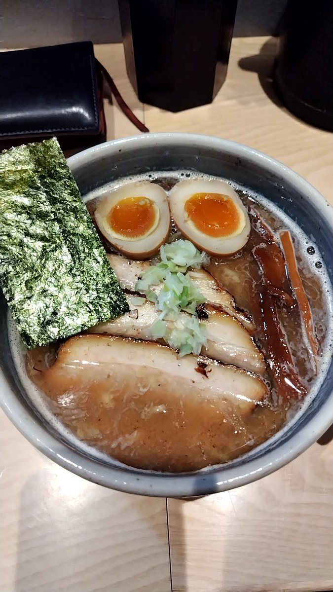 good_hawk's tweet photo. 支那そば分田上@仙台市青葉区広瀬町

特製支那そば

日本蕎麦のかつお節の効いたスープに動物系のこってり要素をプラスした感じのスープ。もちもちの木を抑えめにした感じといえばわかりやすいかな。食べやすいので大学病院近くでのランチにどうぞ。 https://t.co/PJ2GUAiUqL