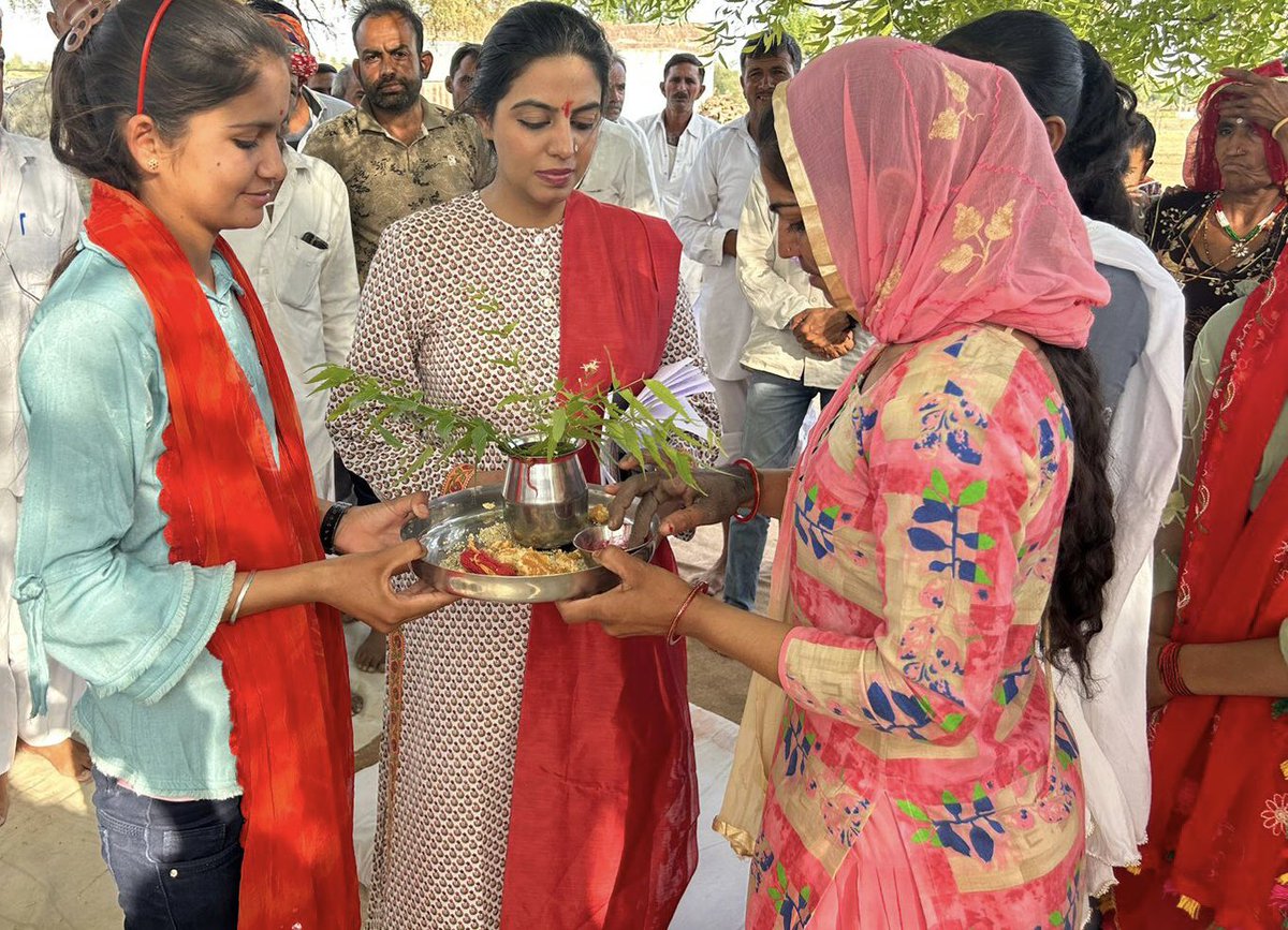 DivyaMaderna's tweet photo. कल ओसिया विधानसभा क्षेत्र में विभिन्न गाँवों का दौरा व आमजन से संवाद किया। https://t.co/JzsRkohekv