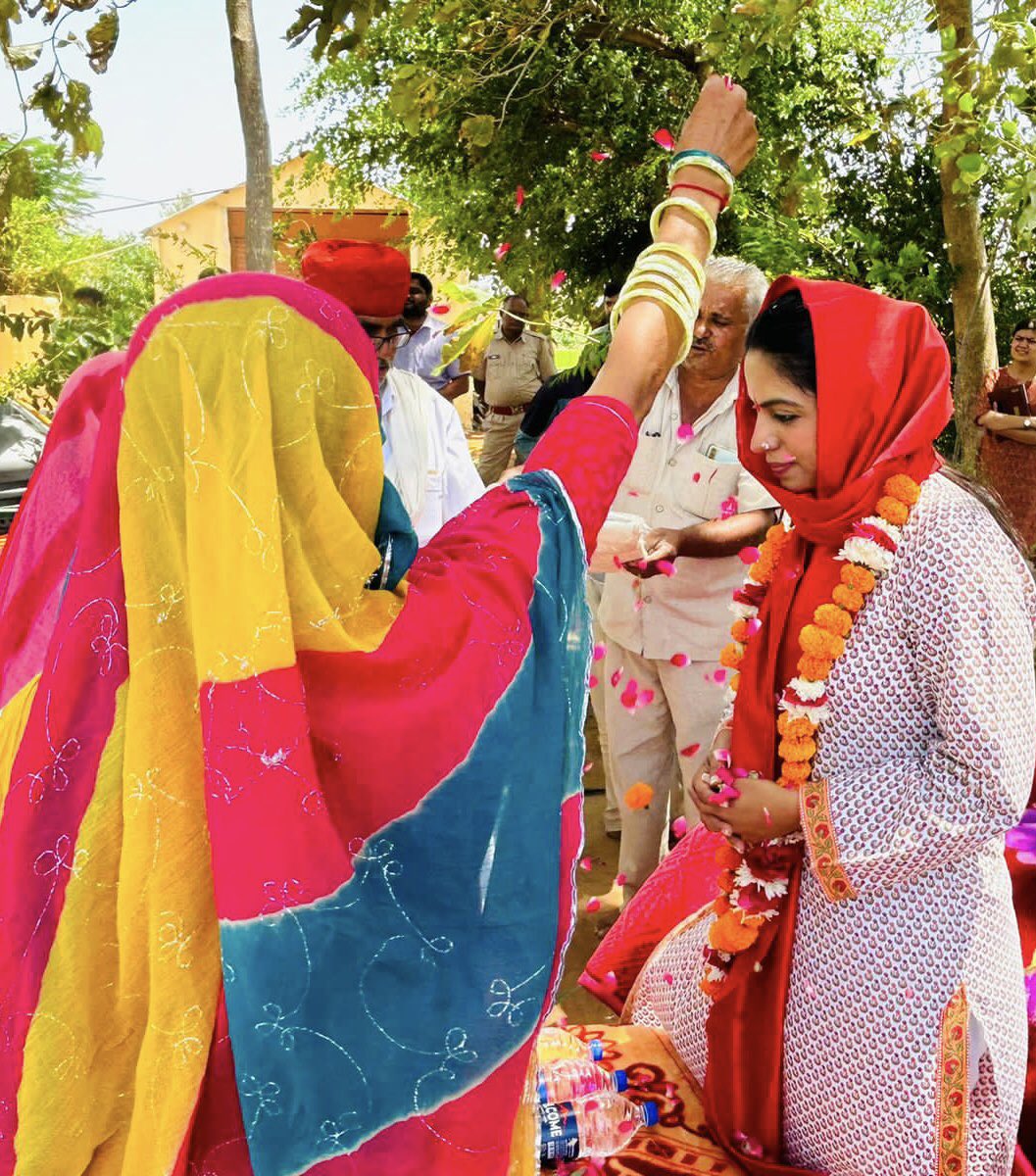 DivyaMaderna's tweet photo. कल ओसिया विधानसभा क्षेत्र में विभिन्न गाँवों का दौरा व आमजन से संवाद किया। https://t.co/JzsRkohekv