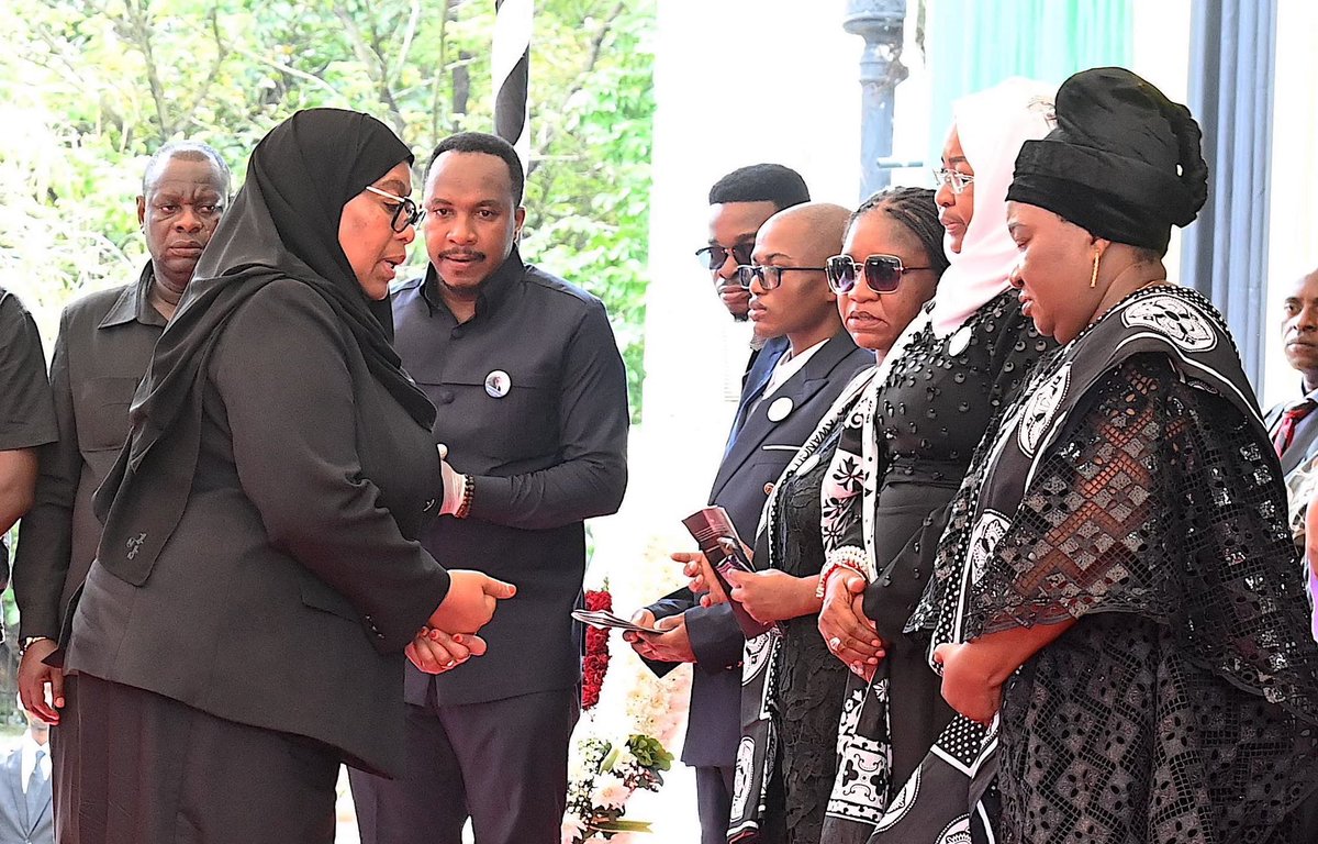 ikulumawasliano's tweet photo. Rais wa Jamhuri ya Muungano wa Tanzania Mhe. Samia Suluhu Hassan akitoa pole kwa Familia ya aliyewahi kuwa Waziri wa Mambo ya Nje Marehemu Bernard Kamilius Membe mara baada ya kuwasili katika viwanja vya Karimjee Jijini Dar es Salaam tarehe 14 Mei, 2023 https://t.co/79jpOgMk2w