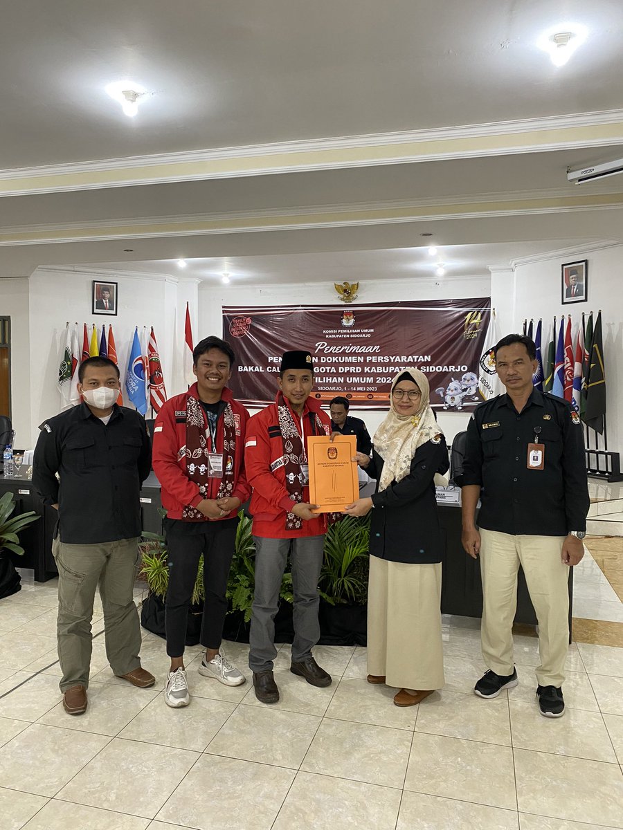 yoko__1314's tweet photo. Hari Minggu (14/05), saya sebagai Sekretaris PSI Sidoarjo mewakili dan mengantar teman-teman bacaleg PSI Sidoarjo mendaftar ke KPU.

Akhirnya satu langkah lagi telah terlewati, hanya tinggal sekejap menuju menangnya kebenaran dan tegaknya #AntiIntoleransi dan #AntiKorupsi https://t.co/8eHzZsJQqn