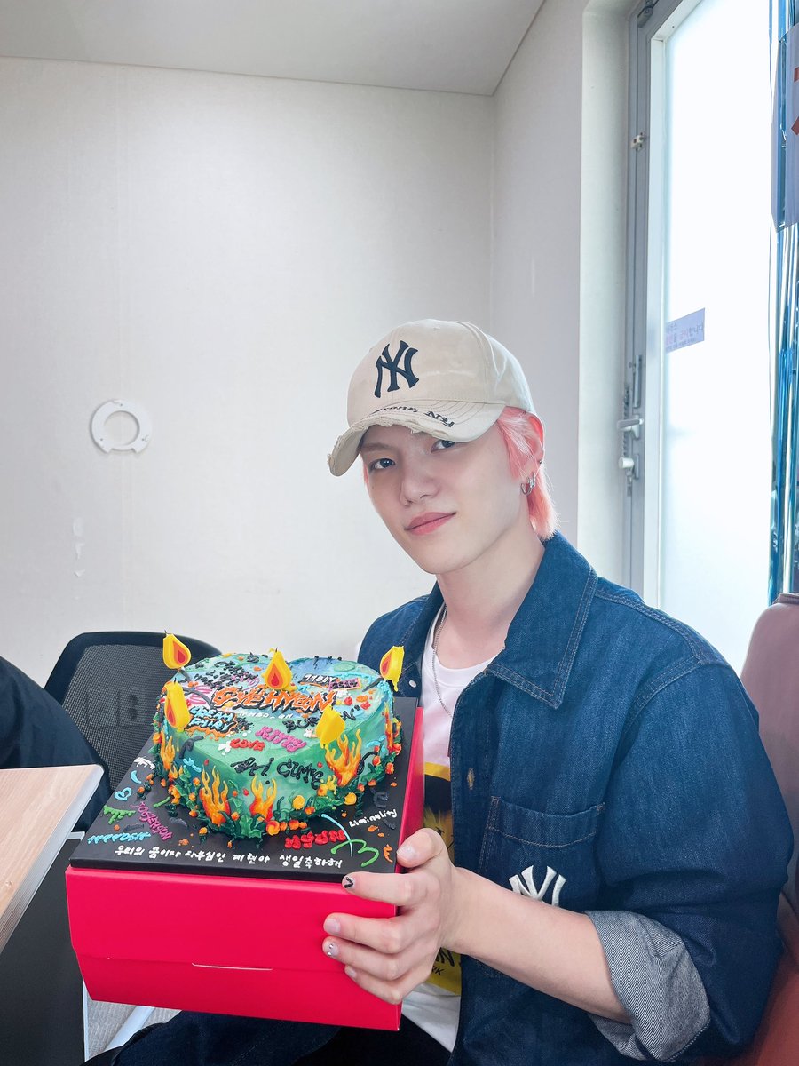 by_verivery's tweet photo. [#계현]

오늘 제 생일을 축하해주신 모든 분들
정말 감사드리고 매 년 이렇게 큰 축하와
사랑을 받아도 될런지..🥹 받은 사랑보다
더 많은 사랑을 나눠주는 사람이 될게요
무엇보다 우리 멤버들!! 베러!!
고맙고 사랑해요💜🤍

#GYEHYEON 
#VERIVERY https://t.co/JLNwWUeN46