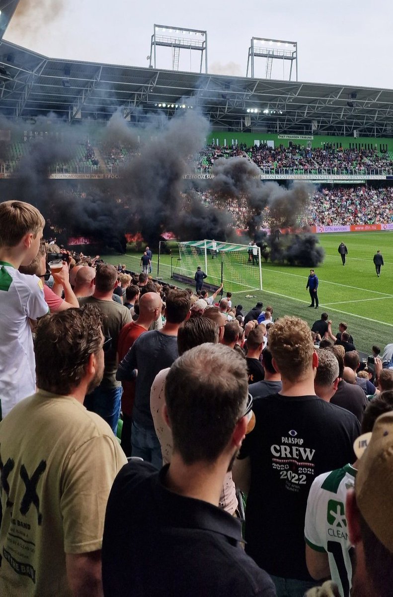VoetbalUltras's tweet photo. We zagen het eerder in Enschede en Almelo, degraderen = afscheid nemen met zwarte rook.

Ook liep er een supporter het veld op met een duidelijke boodschap richting het bestuur. #groaja https://t.co/Z8AhyqIuM5