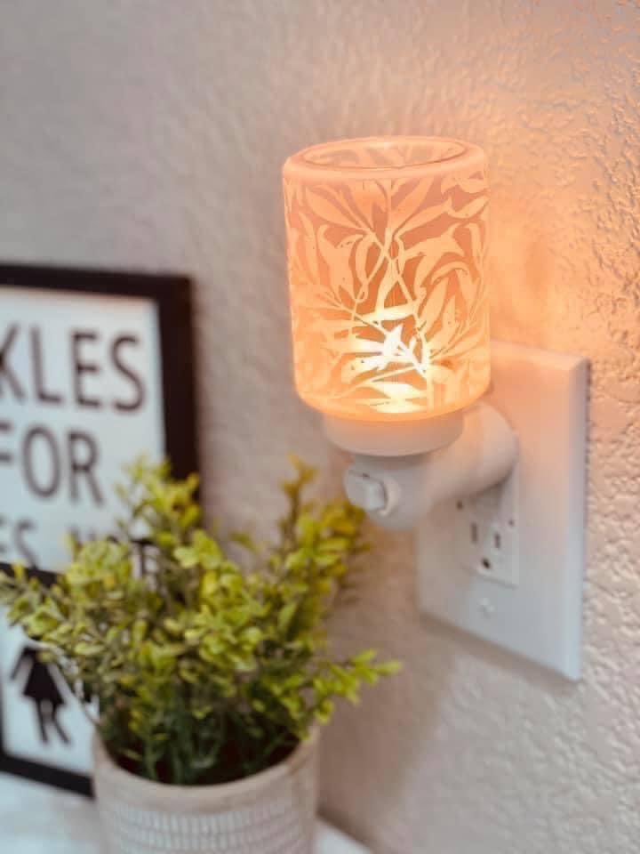 KimmyJuneN's tweet photo. Wispy Willow and Bluebird mini warmers are both HALF PRICE at only £15 each. Pair up with one of our Monday Deals wax bars for a only an extra £3.63! Offer ends tomorrow evening.

#waxmelts #waxwarmer #homefragrance #decor #scentsy #halfprice 

https://t.co/v5lfDlTWEW https://t.co/3xqhphua7E