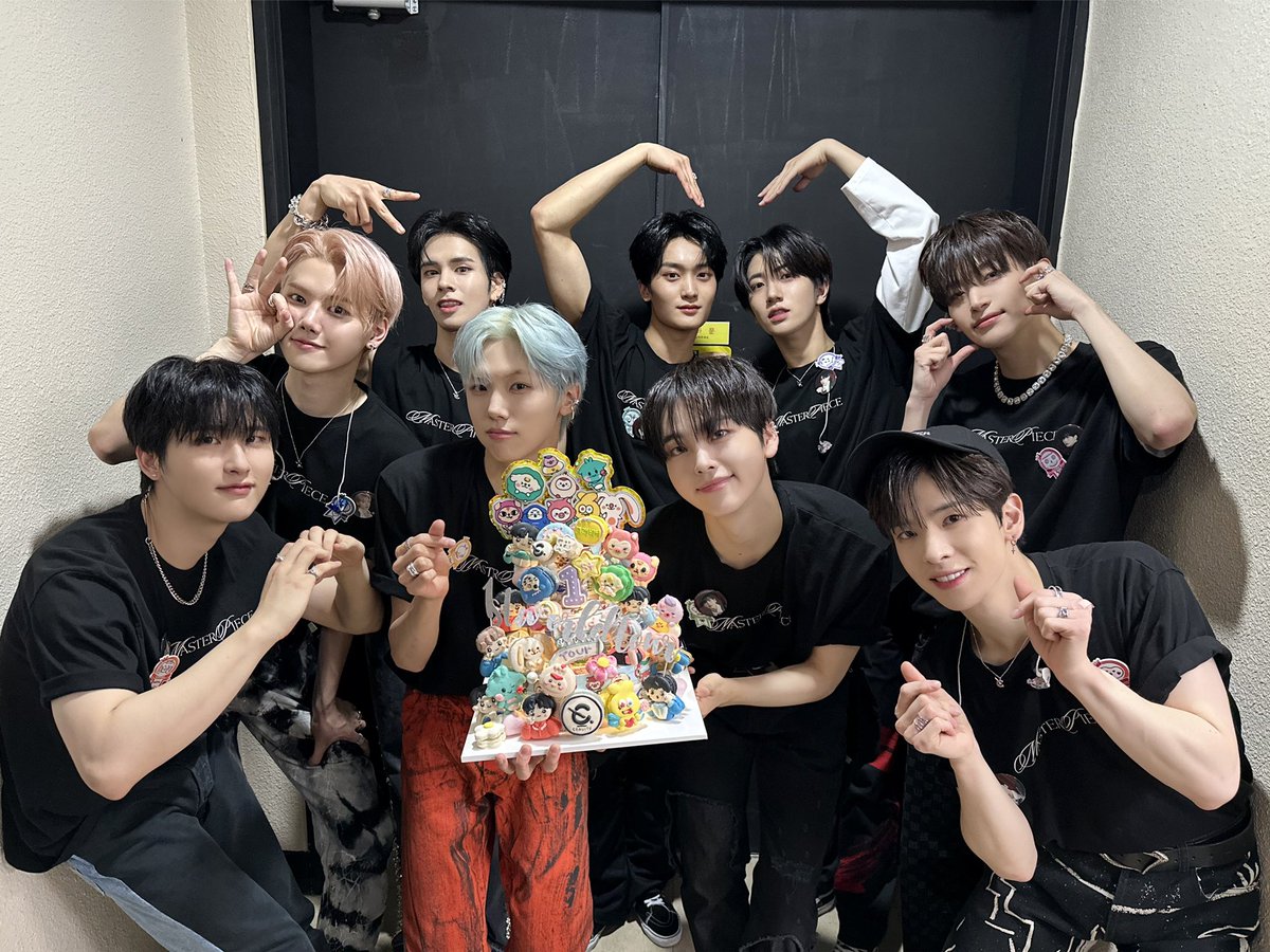 CRAVITYstarship's tweet photo. [📸] 230514
2023 CRAVITY THE 1ST WORLD TOUR 'MASTERPIECE' DAY 2
⠀
마침내 완성된 MASTERPIECE🧩
러비티와 함께 꿈꿔왔던 이 순간,
우리가 함께라면 어디든 갈 수 있을 거예요💖
2023년 5월 14일, 우리의 시간을 기억해🌟
⠀
#CRAVITY #크래비티
#CRAVITY_1ST_WORLD_TOUR
#MASTERPIECE https://t.co/v62Y58oQ9A
