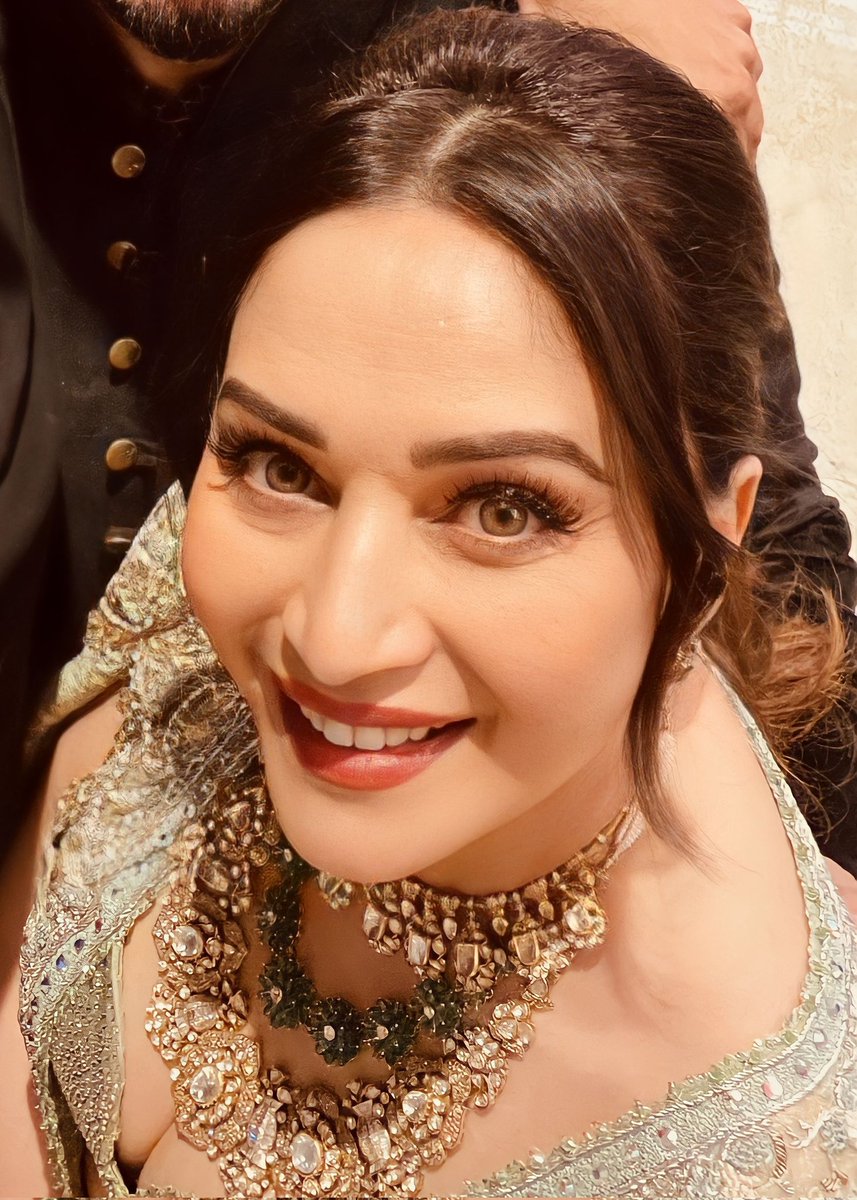 luvisMD's tweet photo. Queens 👑 birthday 
#HappyBirthdayMadhuriDixit  😍🎂 #madhuridixit

#BollywoodQueen #foreverBeautiful
#MegaStarMadhuriDixit https://t.co/d7EbTqZCZr