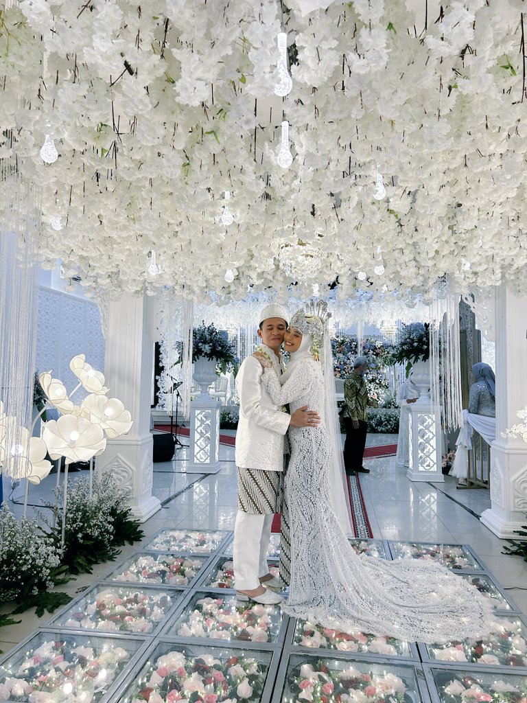 alvntastt's tweet photo. Happy Wedding RR🩵🤍 semoga alvi cpt menyusul wkwk hati2 bsk honeymoon guys, ditunggu livenya. @Maharanithaher_ @ChiesaPastry https://t.co/g8eoYWQtCM