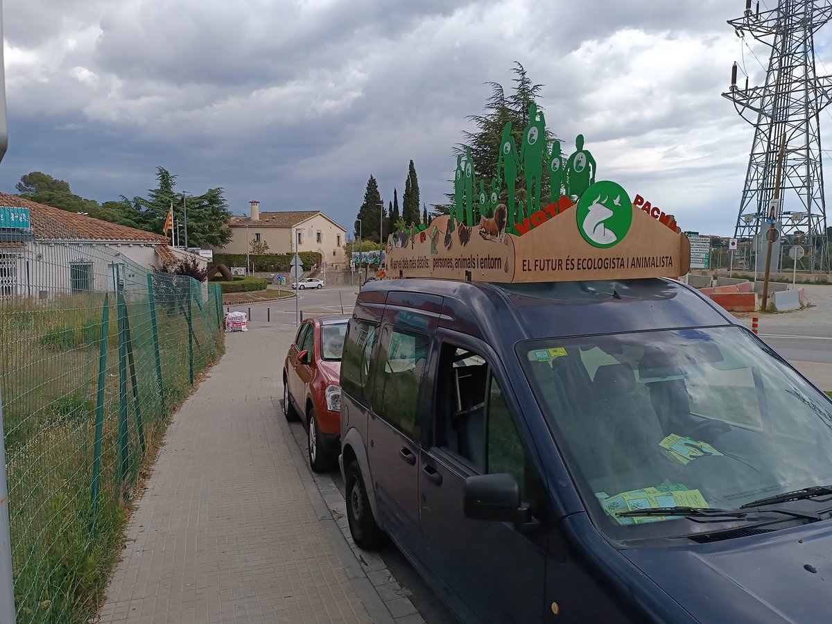 La imaginació al poder! Els partits grans es reparteixen els carrers, nosaltres tirem d'imaginació i #eficiència i difonem un missatge humà per tot #valldoreix, i amb pocs recursos.  Campanya #eleccions2023