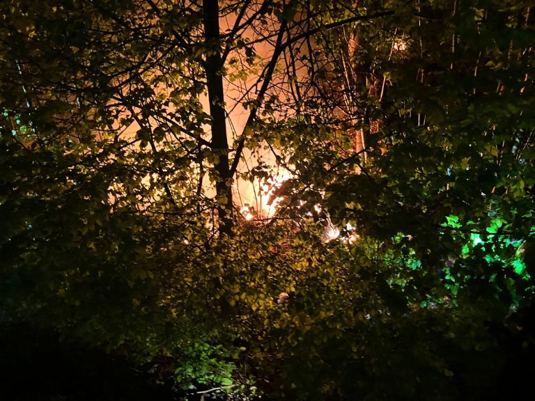 hasicifrenstat's tweet photo. Tři jednotky vyjížděly v sobotu večer k požáru odpadu v lesním porostu ve Frenštátě pod Radhoštěm. Hasební práce v obtížném terénu zabraly téměř hodinu. #hasicifrenstat #hzsmsk #pozar https://t.co/DnohdjyCxn https://t.co/7dy82t00kV