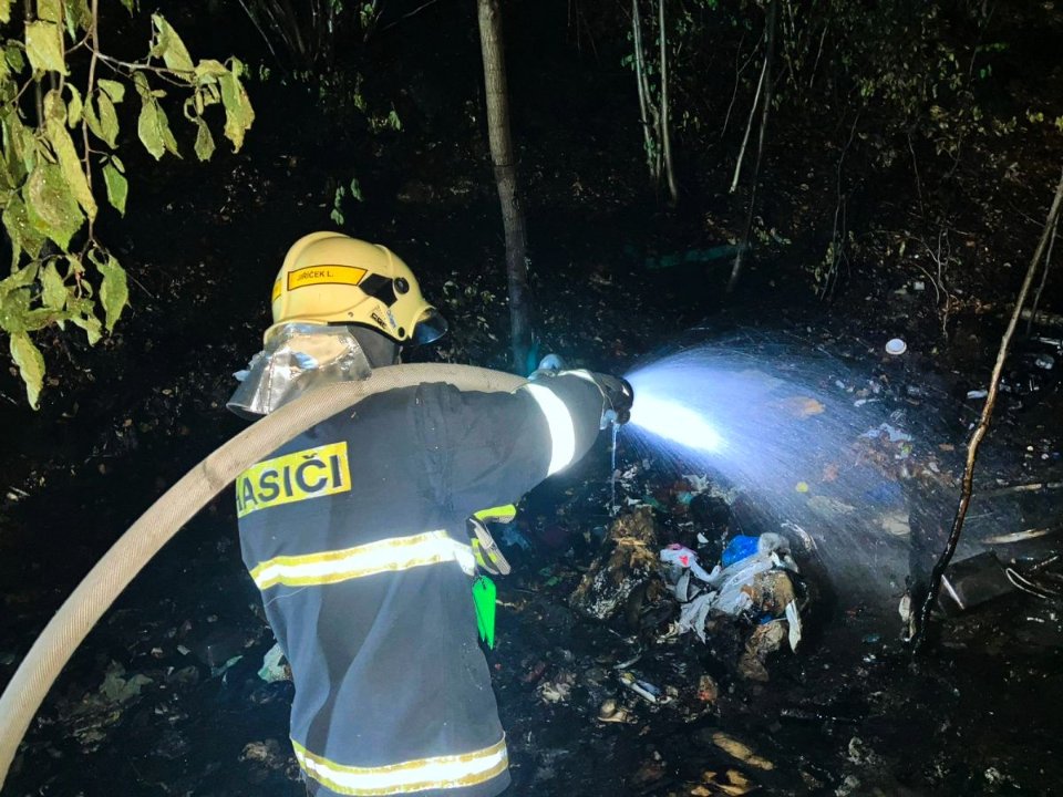 hasicifrenstat's tweet photo. Tři jednotky vyjížděly v sobotu večer k požáru odpadu v lesním porostu ve Frenštátě pod Radhoštěm. Hasební práce v obtížném terénu zabraly téměř hodinu. #hasicifrenstat #hzsmsk #pozar https://t.co/DnohdjyCxn https://t.co/7dy82t00kV