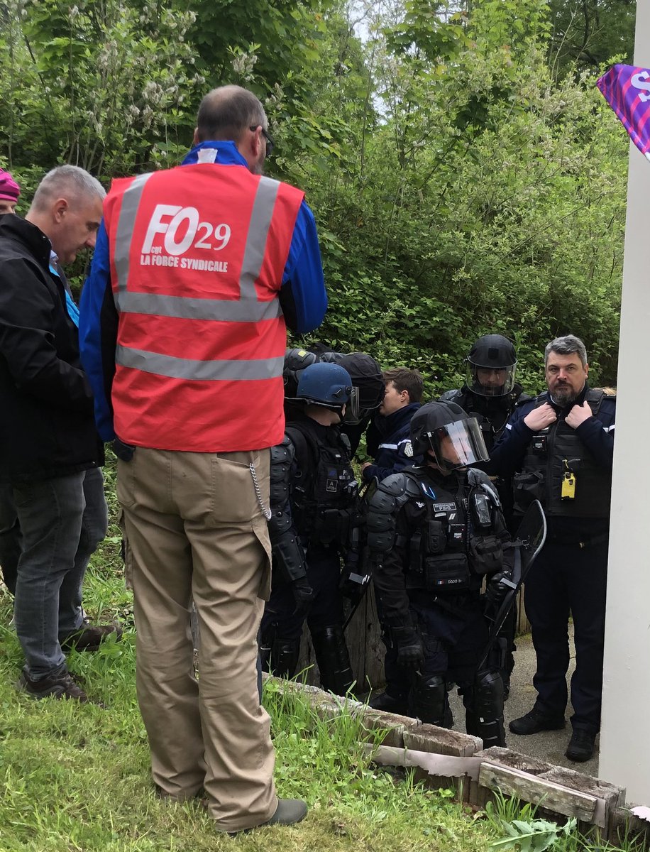 NMer29's tweet image. On a pas vu le nez des courageux macronistes 🥴

Par contre, les gendarmes étaient bien présents #Gazage 😶‍🌫️