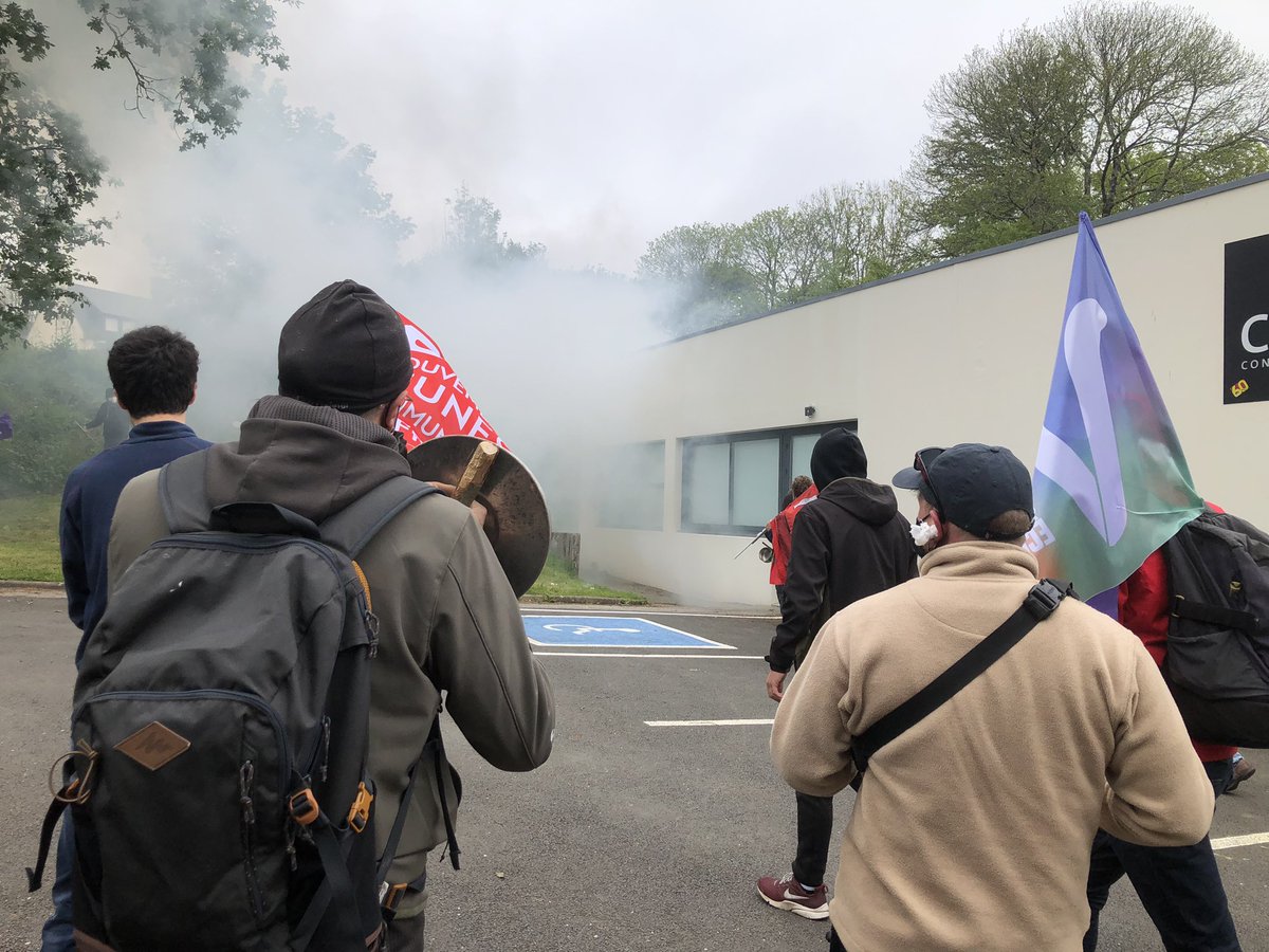 NMer29's tweet image. On a pas vu le nez des courageux macronistes 🥴

Par contre, les gendarmes étaient bien présents #Gazage 😶‍🌫️