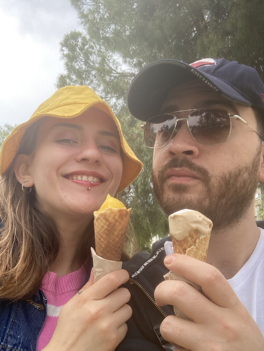 Laik çift alenen dondurma yalıyor