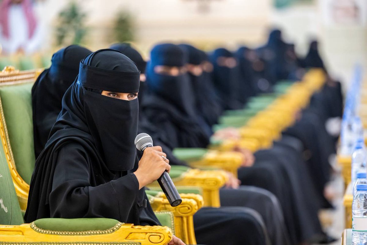 EmarahAlQassim's tweet photo. أثناء لقاء سموه بمسؤولي الجهات الحكومية والأمنية والأهلية والتطوعية بالمنطقة ..
سمو #أمير_القصيم يشيد بجهود القطاع الصحي ومعالجتهم للحالات المحالة إليهم وتكامل جهودهم مع بقية القطاعات الاخرى للقيام بواجبهم الوطني. https://t.co/CRvEduMwBZ