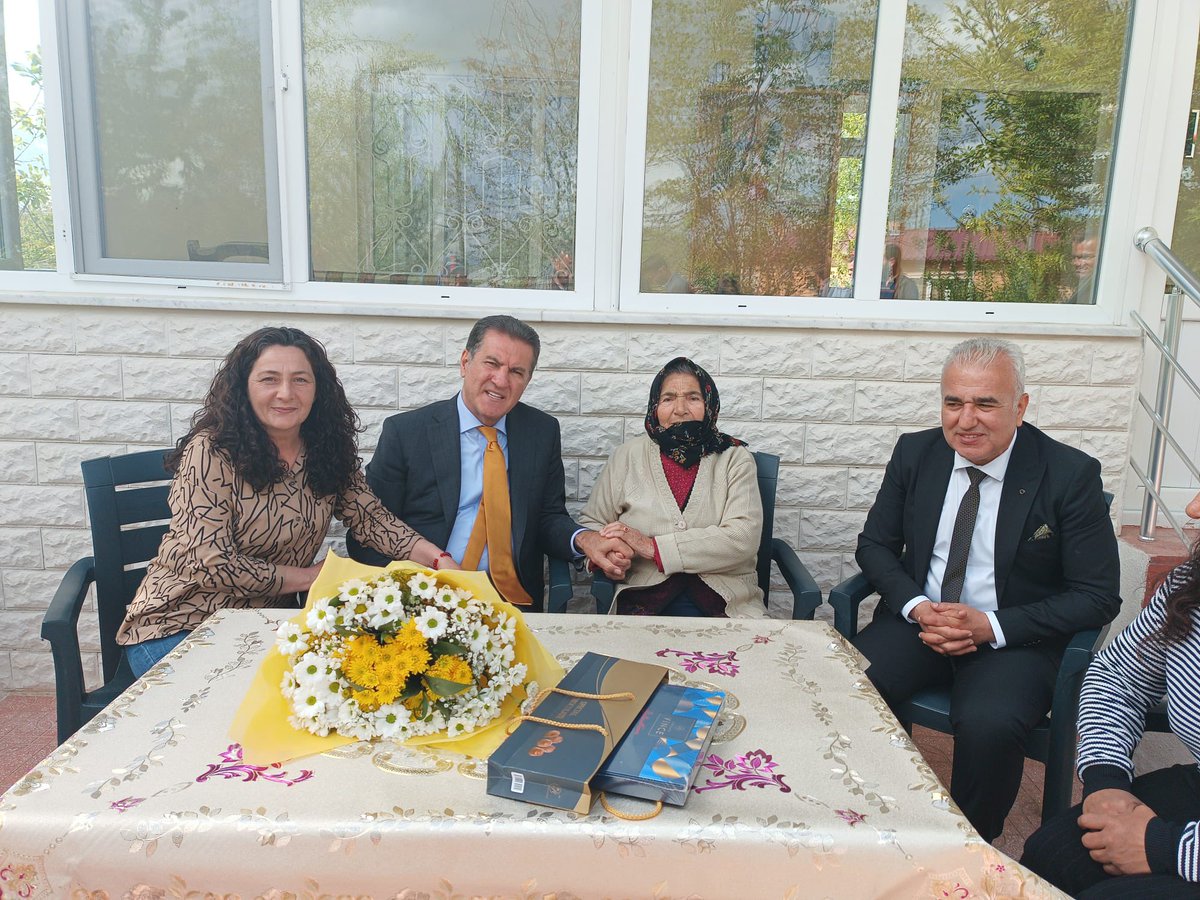 Anneler gününde  şehidimizin annesini ziyaret ettik. Annemizin şahsında tüm annelerimizin anneler günü kutlu olsun. #CHP #Erzincan #SanaSöz #kemalkilicdaroglu