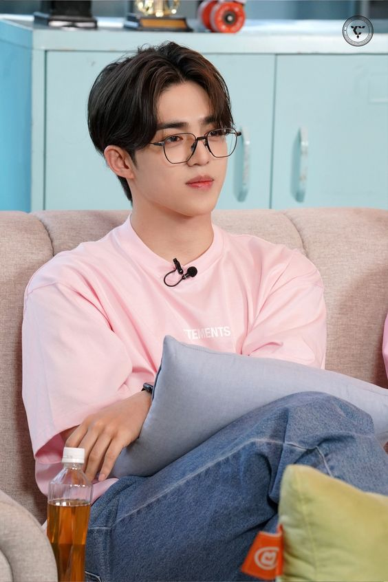 08081995_'s tweet photo. i can't run away
coupjeong au

Sevi, a photographer, meets Jean, an aspiring model, and they fall in love while building Jean's brand. As Jean's fame grows, he disappears, leaving Sevi heartbroken. Jean returns, hoping to make amends, but he is now a stranger to him. https://t.co/Sj8TN6RzAH