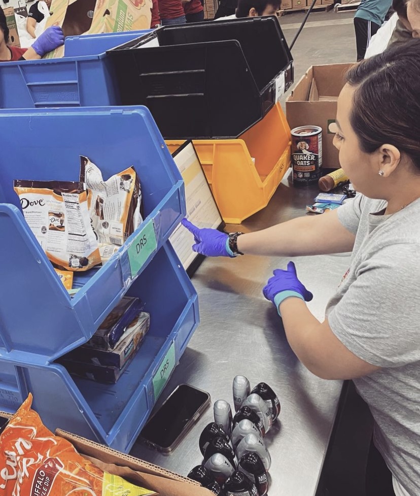 AACNme's tweet photo. "Thank you to our members who came out to volunteer @houstonfoodbank. #houstonnurses #aacnhgcc #volunteers #heroes" - @/AACN_houstongulfcoastchapter via Instagram #Repost https://t.co/53tbgVFcJy