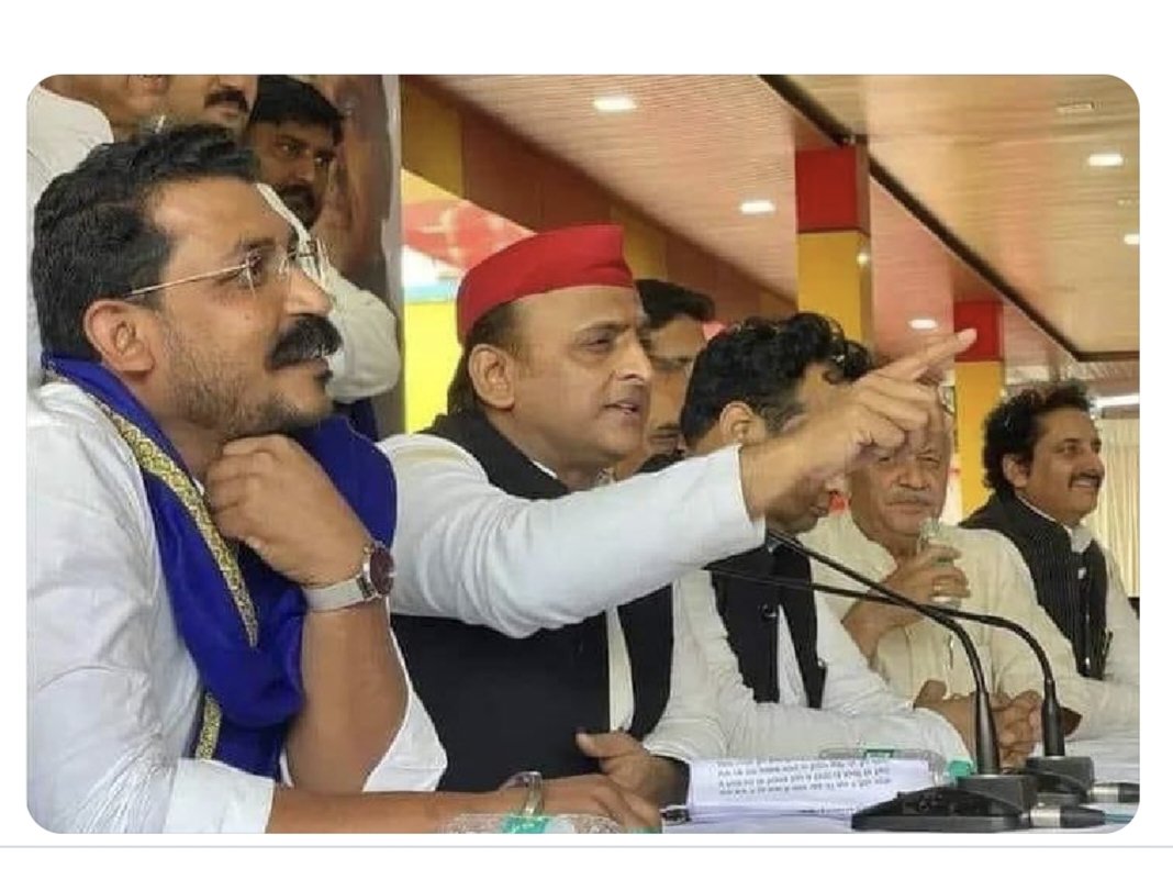 Sagarvivek_'s tweet photo. चमचा युग..
बसपा को हरा के, भाजपा को जिता दिया.. https://t.co/elkYDR0clv