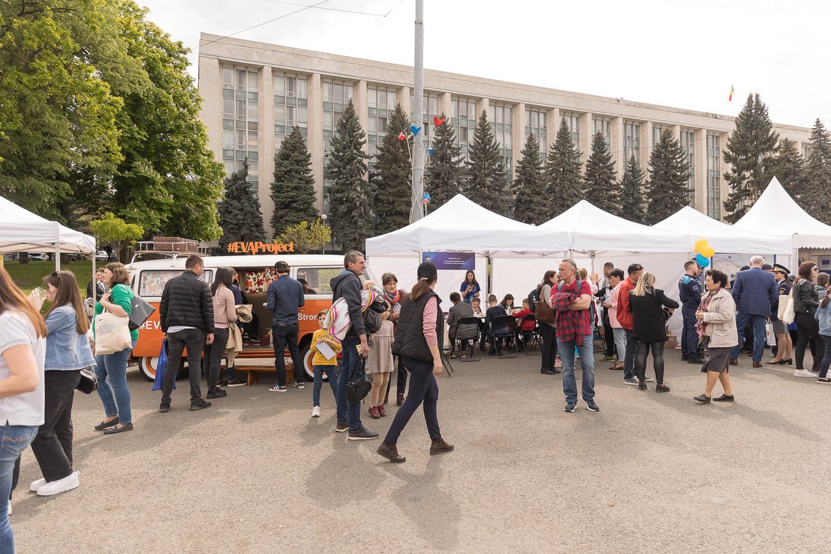 unwomenmoldova's tweet photo. 🎉Chisinau transformed into a 🇪🇺 Village for a day! Within the event, #EVAProject hosted creative & educational activities to promote #GenderEquality, a drawing workshop on bags illustrating EU symbols, & a selfie box inside a #EVAProject branded bus.
@EUinMoldova
@UNICEFMoldova https://t.co/YNYZWmdOl8