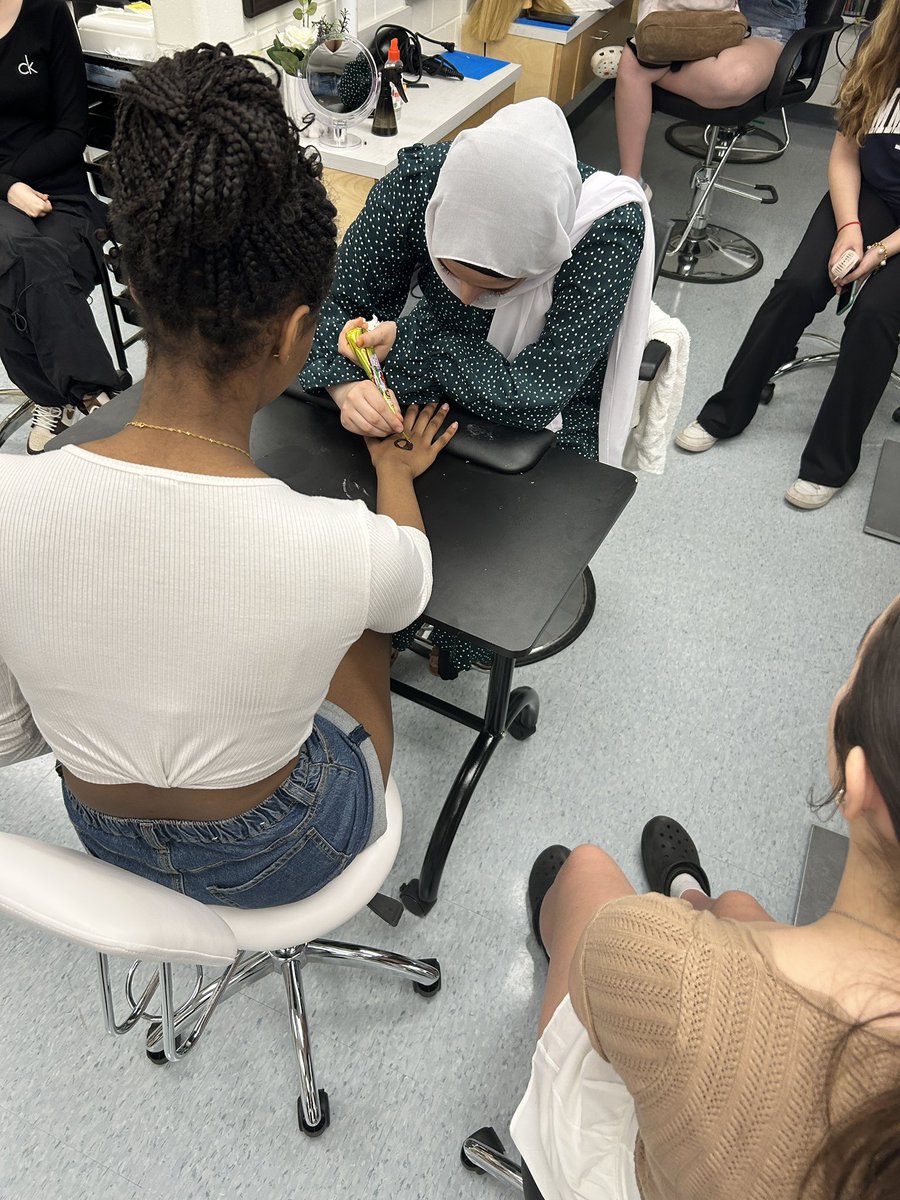 mlle_reeves's tweet photo. In Hairstyling &amp; Esthetics, we Khadija in as our Guest Speaker from our Muslim Student Association. She brought in a variety of different hijabs she wears, spoke about the outfits she wears in her culture, and then she did henna on some of our students 💕 @HolyTrinityOCSB https://t.co/FAIloeYqu7
