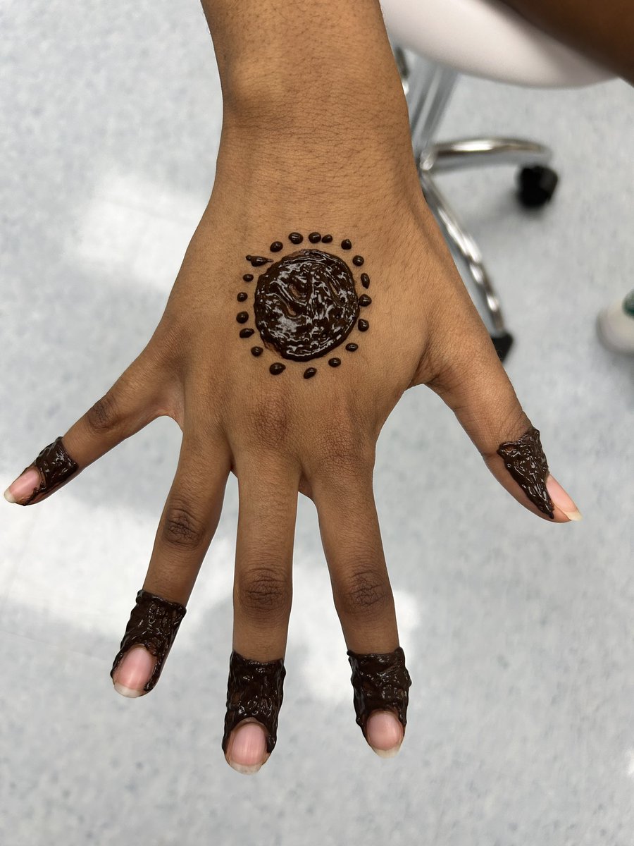 mlle_reeves's tweet photo. In Hairstyling &amp; Esthetics, we Khadija in as our Guest Speaker from our Muslim Student Association. She brought in a variety of different hijabs she wears, spoke about the outfits she wears in her culture, and then she did henna on some of our students 💕 @HolyTrinityOCSB https://t.co/FAIloeYqu7