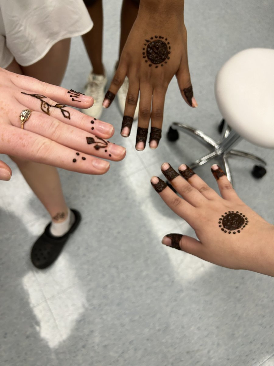 mlle_reeves's tweet photo. In Hairstyling &amp; Esthetics, we Khadija in as our Guest Speaker from our Muslim Student Association. She brought in a variety of different hijabs she wears, spoke about the outfits she wears in her culture, and then she did henna on some of our students 💕 @HolyTrinityOCSB https://t.co/FAIloeYqu7
